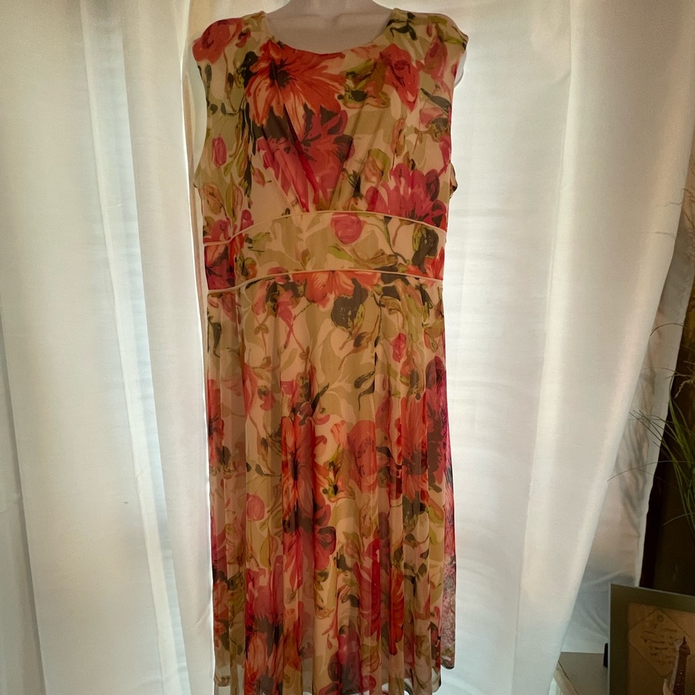 ILE  size 14 gorgeous soft floral full skirt sleeveless.dress like new.